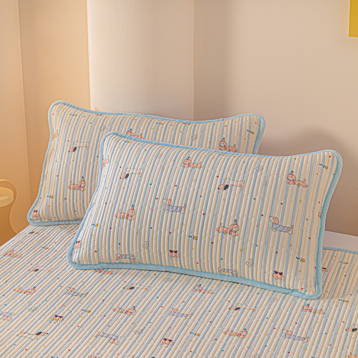 91家纺网 家纺一手货源 找家纺 恒尚居 2025新款全棉牛奶绒床盖四季可用纯棉夹棉床单床褥垫三件套-秋冬款系列二 机灵旺仔【A纯棉-B牛奶绒】