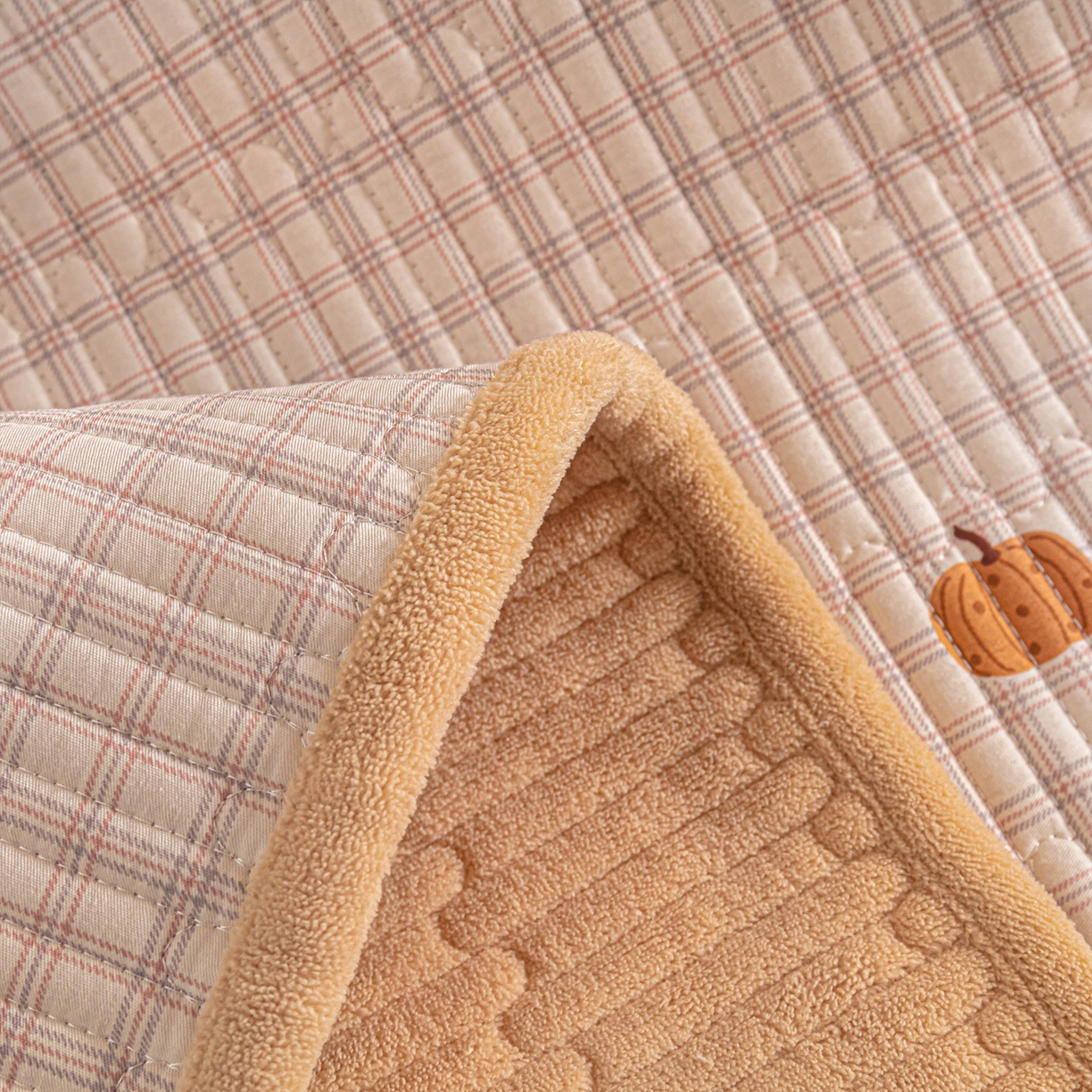 91家纺网 家纺一手货源 找家纺 恒尚居 2025新款全棉牛奶绒床盖四季可用纯棉夹棉床单床褥垫三件套-秋冬款系列二 南瓜奇趣【A纯棉-B牛奶绒】