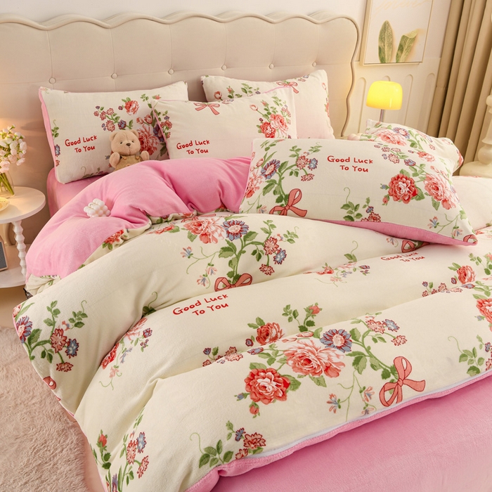 91家纺网 家纺一手货源 找家纺 千姿坊 2025新款A类牛奶绒印花四件套小清新款 1花伴幸运