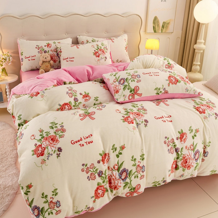 91家纺网 家纺一手货源 找家纺 千姿坊 2025新款A类牛奶绒印花四件套小清新款 1花伴幸运