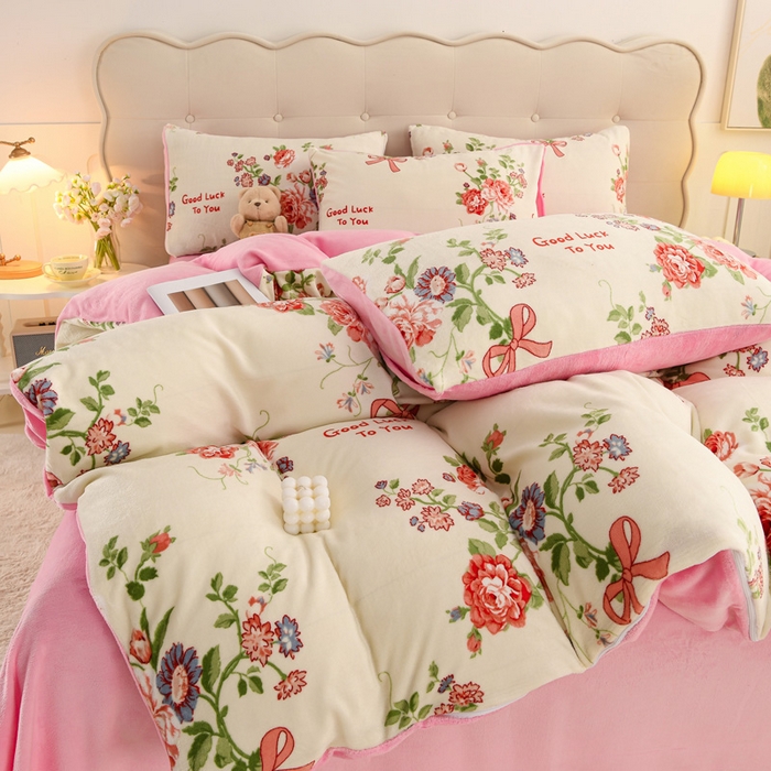 91家纺网 家纺一手货源 找家纺 千姿坊 2025新款A类牛奶绒印花四件套小清新款 1花伴幸运