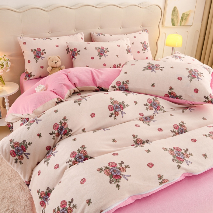 91家纺网 家纺一手货源 找家纺 千姿坊 2025新款A类牛奶绒印花四件套小清新款 2粉色绮梦