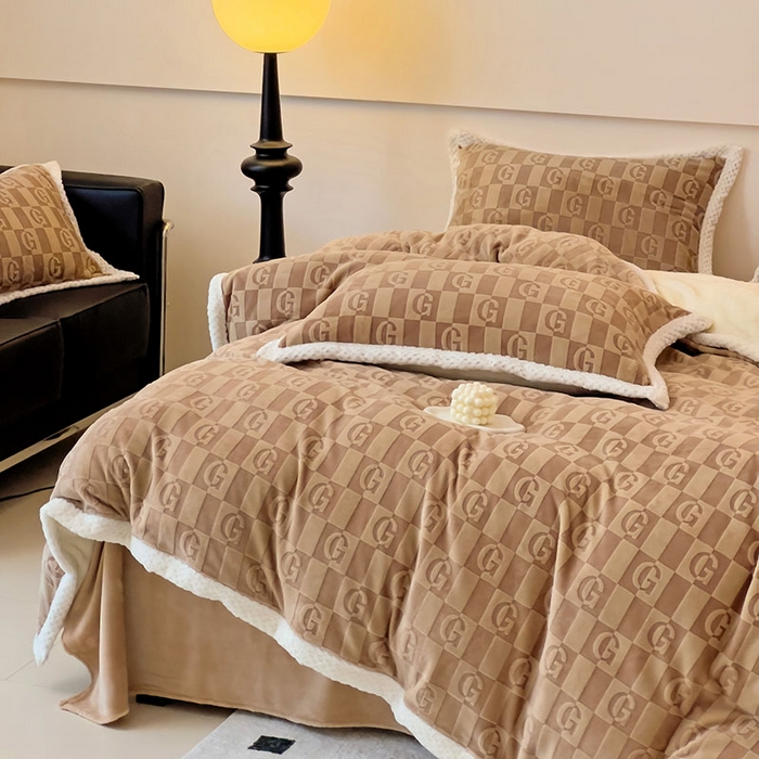 91家纺网 家纺一手货源 找家纺 琪格格纺织 2025新款全消光包边立体简约清新雕花绒四件套 包边绒 麦格娅 咖