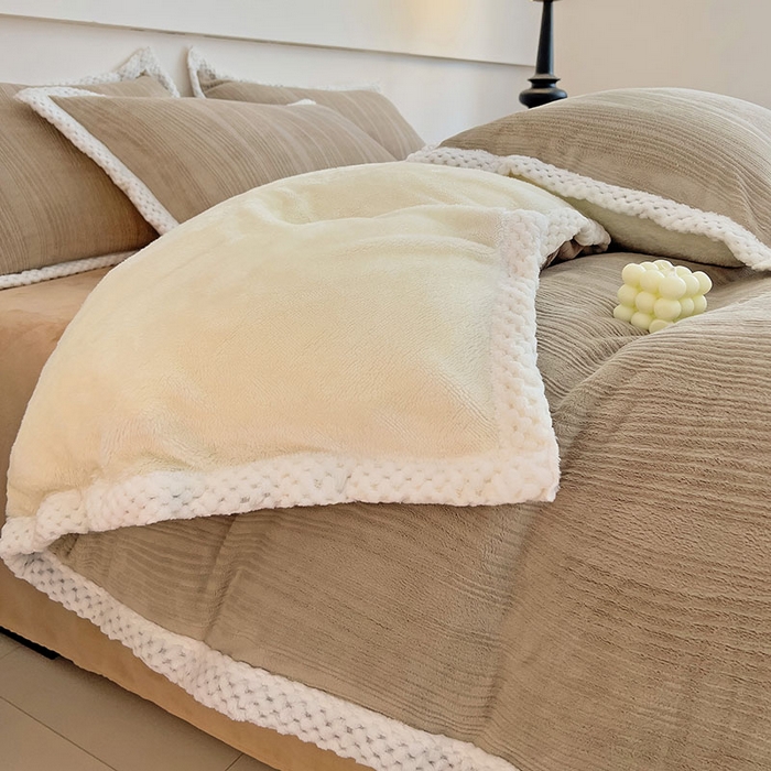 91家纺网 家纺一手货源 找家纺 琪格格纺织 2025新款全消光包边立体简约清新雕花绒四件套 包边绒 波浪条咖