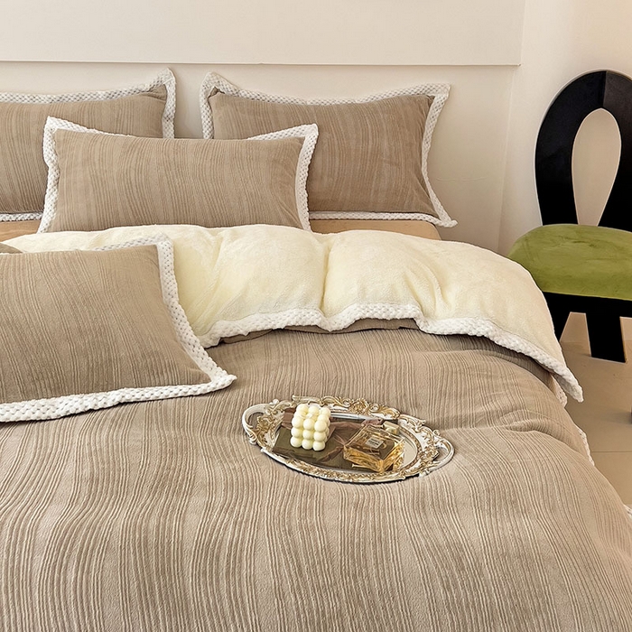 91家纺网 家纺一手货源 找家纺 琪格格纺织 2025新款全消光包边立体简约清新雕花绒四件套 包边绒 波浪条咖