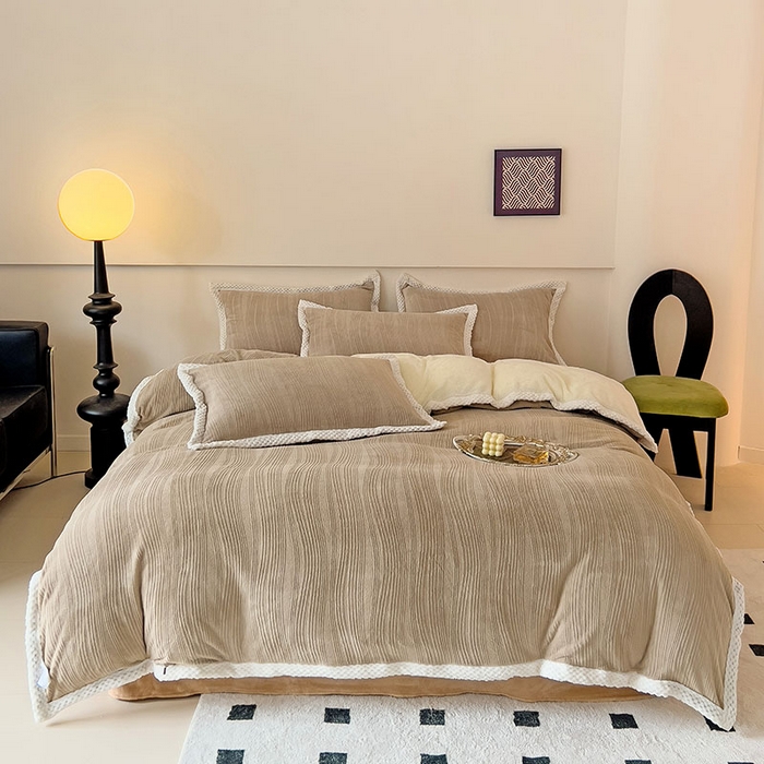 琪格格纺织 2025新款全消光包边立体简约清新雕花绒四件套 包边绒 波浪条咖