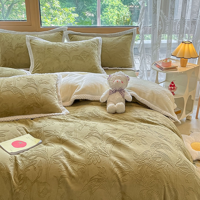 91家纺网 家纺一手货源 找家纺 琪格格纺织 2025新款全消光包边立体简约清新雕花绒四件套 雕花包边- 枝枝叶叶 海棠绿