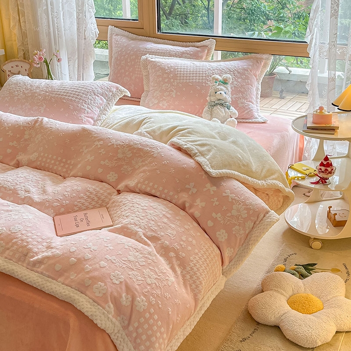 91家纺网 家纺一手货源 找家纺 琪格格纺织 2025新款全消光包边立体简约清新雕花绒四件套 雕花包边-阿芙朵 粉