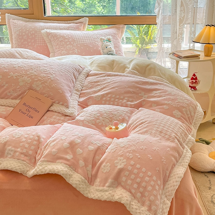 91家纺网 家纺一手货源 找家纺 琪格格纺织 2025新款全消光包边立体简约清新雕花绒四件套 雕花包边-阿芙朵 粉