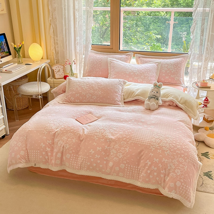 91家纺网 家纺一手货源 找家纺 琪格格纺织 2025新款全消光包边立体简约清新雕花绒四件套 雕花包边-阿芙朵 粉