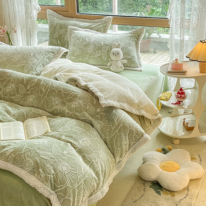 91家纺网 家纺一手货源 找家纺 琪格格纺织 2025新款全消光包边立体简约清新雕花绒四件套 雕花包边- 安妮花苑 绿