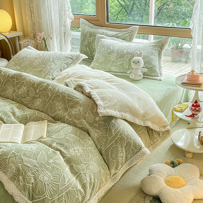 91家纺网 家纺一手货源 找家纺 琪格格纺织 2025新款全消光包边立体简约清新雕花绒四件套 雕花包边- 安妮花苑 绿