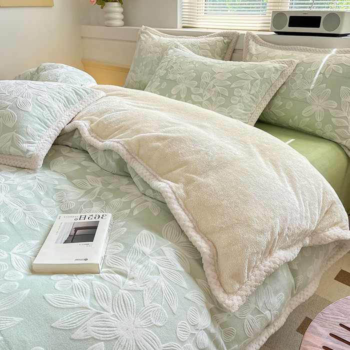 91家纺网 家纺一手货源 找家纺 琪格格纺织 2025新款全消光包边立体简约清新雕花绒四件套 雕花包边-爱在秋冬 浅绿