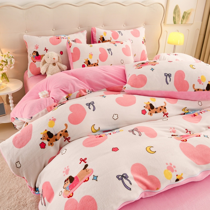 91家纺网 家纺一手货源 找家纺 千姿坊 2025新款A类牛奶绒印花四件套小清新款 3小狗派对