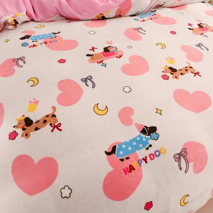 91家纺网 家纺一手货源 找家纺 千姿坊 2025新款A类牛奶绒印花四件套小清新款 3小狗派对