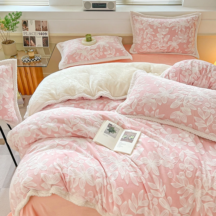 91家纺网 家纺一手货源 找家纺 琪格格纺织 2025新款全消光包边立体简约清新雕花绒四件套 雕花包边-爱在秋冬 樱花粉