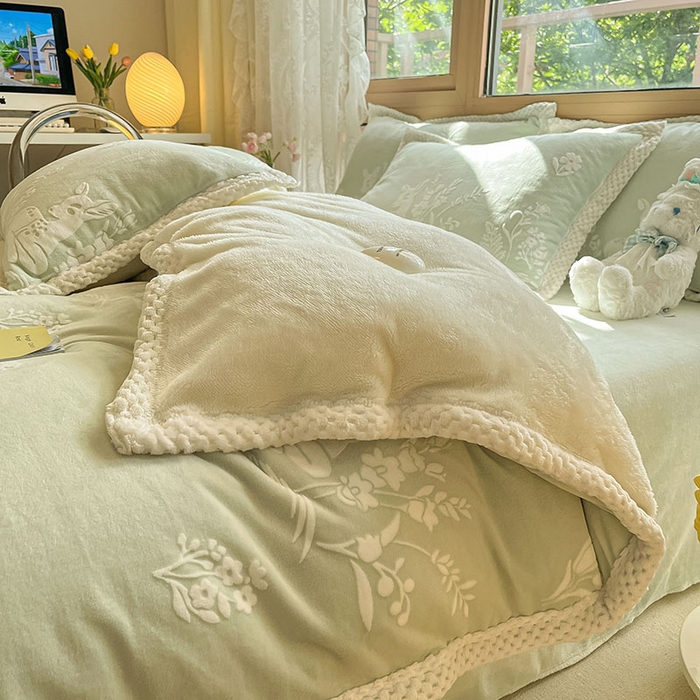 91家纺网 家纺一手货源 找家纺 琪格格纺织 2025新款全消光包边立体简约清新雕花绒四件套 雕花包边-花丛小鹿 绿