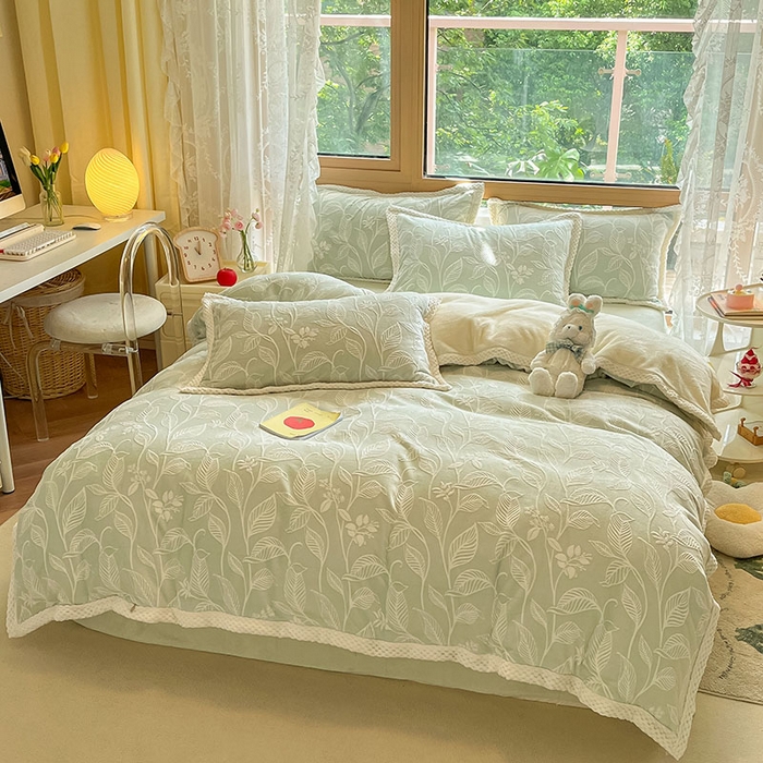 91家纺网 家纺一手货源 找家纺 琪格格纺织 2025新款全消光包边立体简约清新雕花绒四件套 雕花包边-迪亚妮 浅绿