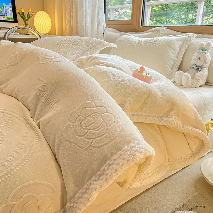 91家纺网 家纺一手货源 找家纺 琪格格纺织 2025新款全消光包边立体简约清新雕花绒四件套 雕花包边-浪漫人生 奶白