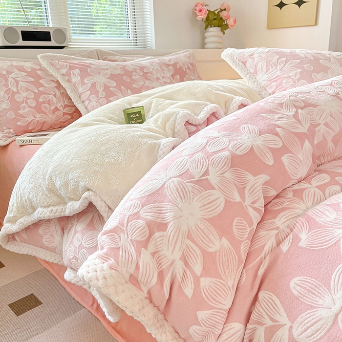 91家纺网 家纺一手货源 找家纺 琪格格纺织 2025新款全消光包边立体简约清新雕花绒四件套 雕花包边-爱在秋冬 樱花粉