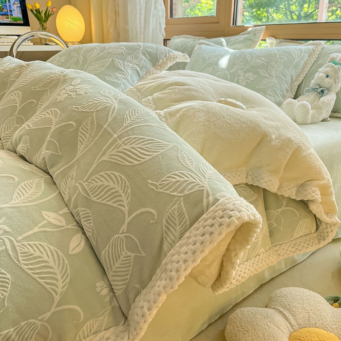 91家纺网 家纺一手货源 找家纺 琪格格纺织 2025新款全消光包边立体简约清新雕花绒四件套 雕花包边-迪亚妮 浅绿