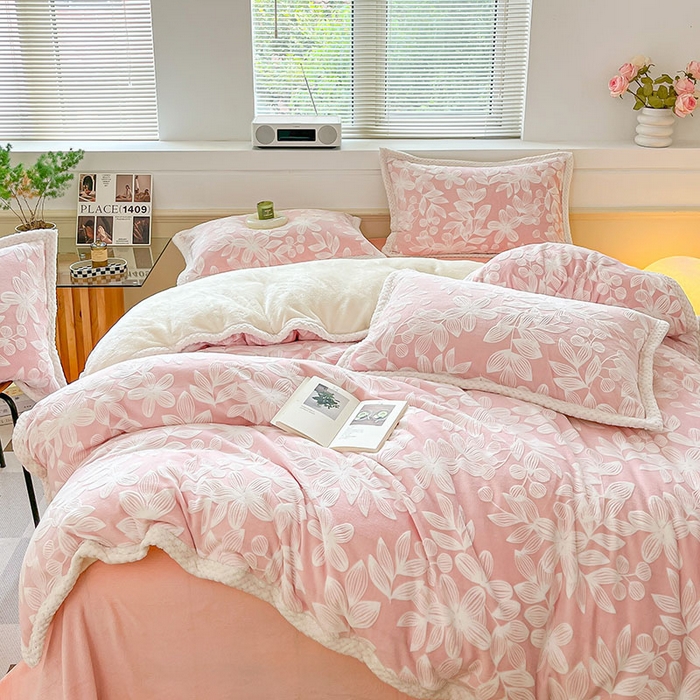 91家纺网 家纺一手货源 找家纺 琪格格纺织 2025新款全消光包边立体简约清新雕花绒四件套 雕花包边-爱在秋冬 樱花粉