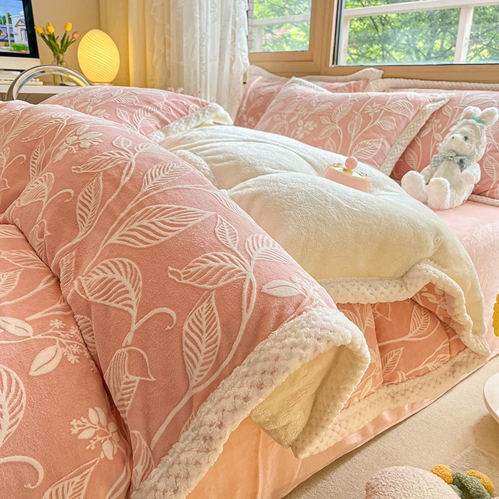 91家纺网 家纺一手货源 找家纺 琪格格纺织 2025新款全消光包边立体简约清新雕花绒四件套 雕花包边-迪娅妮 粉玉