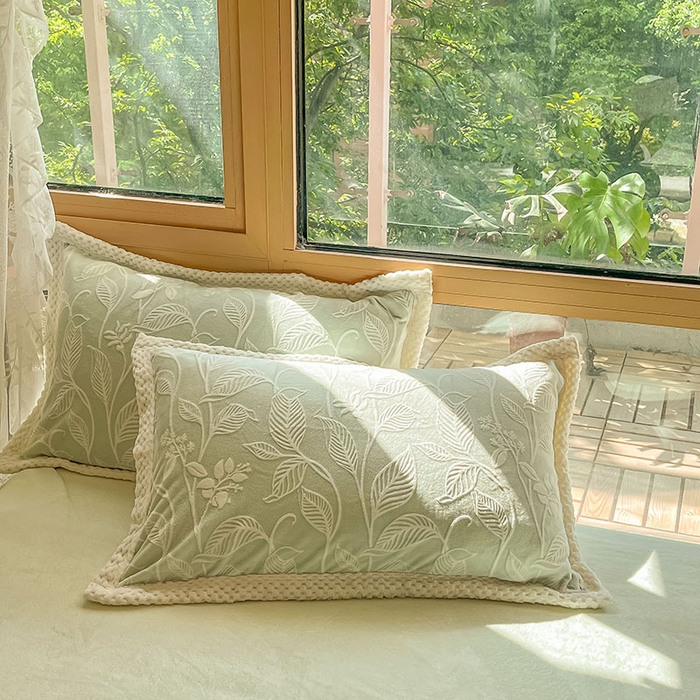 91家纺网 家纺一手货源 找家纺 琪格格纺织 2025新款全消光包边立体简约清新雕花绒四件套 雕花包边-迪亚妮 浅绿