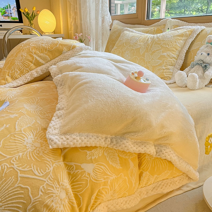 91家纺网 家纺一手货源 找家纺 琪格格纺织 2025新款全消光包边立体简约清新雕花绒四件套 雕花包边-安妮花苑 黄