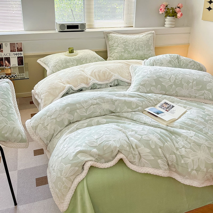 91家纺网 家纺一手货源 找家纺 琪格格纺织 2025新款全消光包边立体简约清新雕花绒四件套 雕花包边-爱在秋冬 浅绿
