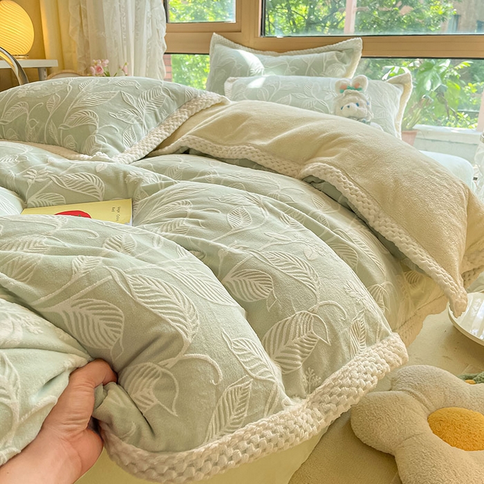 91家纺网 家纺一手货源 找家纺 琪格格纺织 2025新款全消光包边立体简约清新雕花绒四件套 雕花包边-迪亚妮 浅绿