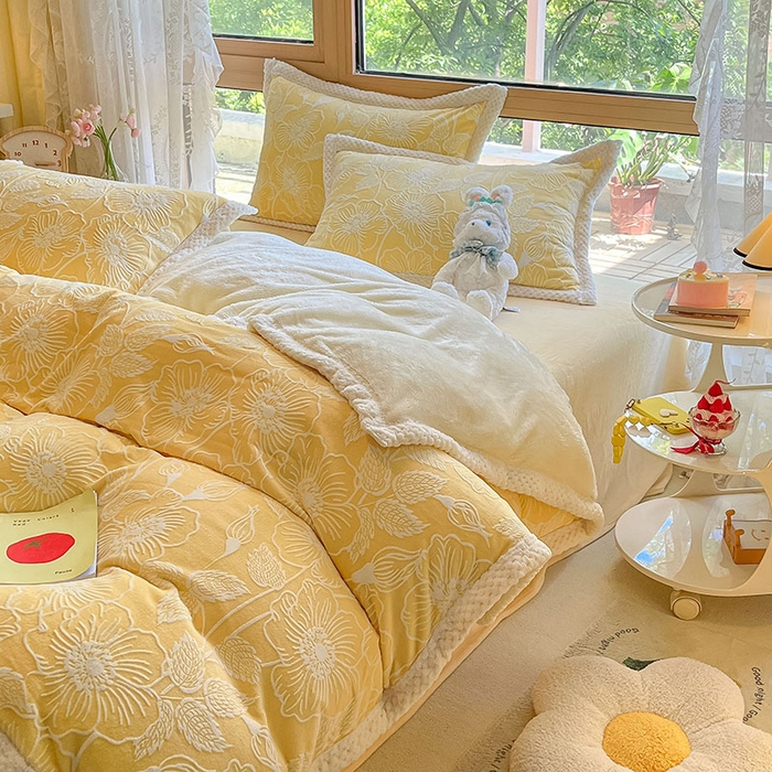 91家纺网 家纺一手货源 找家纺 琪格格纺织 2025新款全消光包边立体简约清新雕花绒四件套 雕花包边-安妮花苑 黄