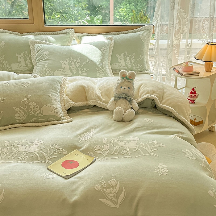 91家纺网 家纺一手货源 找家纺 琪格格纺织 2025新款全消光包边立体简约清新雕花绒四件套 雕花包边-花丛小鹿 绿