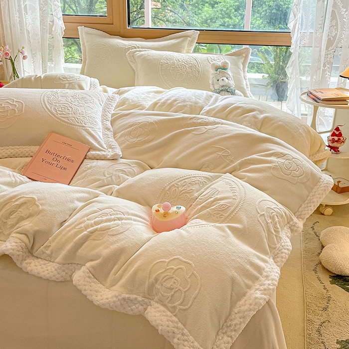 91家纺网 家纺一手货源 找家纺 琪格格纺织 2025新款全消光包边立体简约清新雕花绒四件套 雕花包边-浪漫人生 奶白