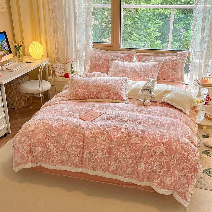 91家纺网 家纺一手货源 找家纺 琪格格纺织 2025新款全消光包边立体简约清新雕花绒四件套 雕花包边-安妮花苑 粉