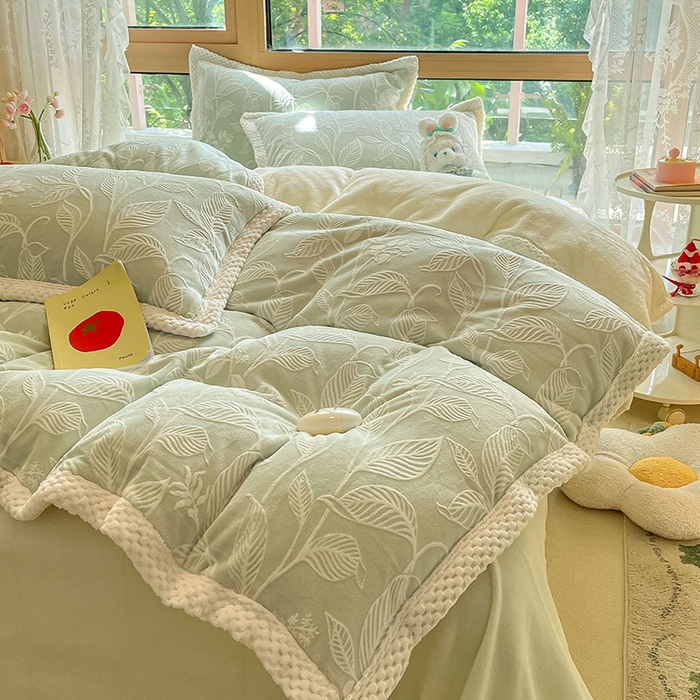 91家纺网 家纺一手货源 找家纺 琪格格纺织 2025新款全消光包边立体简约清新雕花绒四件套 雕花包边-迪亚妮 浅绿