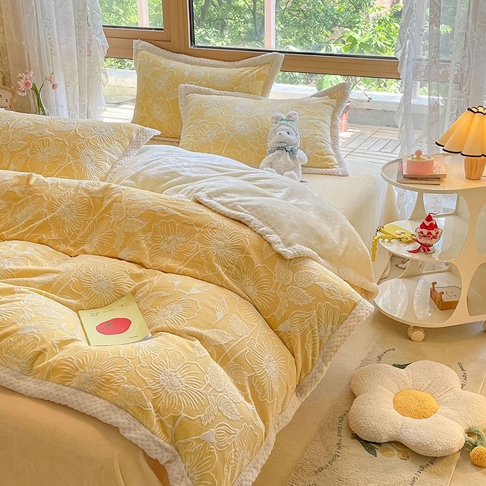 91家纺网 家纺一手货源 找家纺 琪格格纺织 2025新款全消光包边立体简约清新雕花绒四件套 雕花包边-安妮花苑 黄