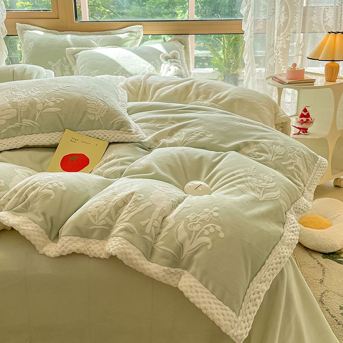 91家纺网 家纺一手货源 找家纺 琪格格纺织 2025新款全消光包边立体简约清新雕花绒四件套 雕花包边-花丛小鹿 绿