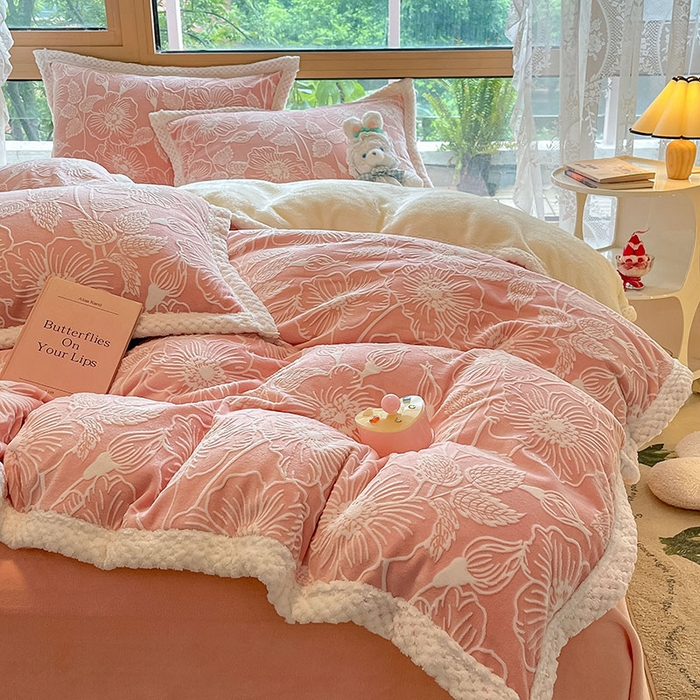 91家纺网 家纺一手货源 找家纺 琪格格纺织 2025新款全消光包边立体简约清新雕花绒四件套 雕花包边-安妮花苑 粉