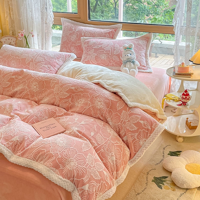 91家纺网 家纺一手货源 找家纺 琪格格纺织 2025新款全消光包边立体简约清新雕花绒四件套 雕花包边-安妮花苑 粉