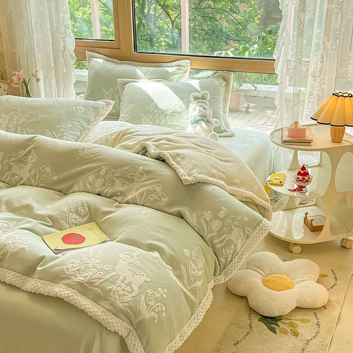 91家纺网 家纺一手货源 找家纺 琪格格纺织 2025新款全消光包边立体简约清新雕花绒四件套 雕花包边-花丛小鹿 绿