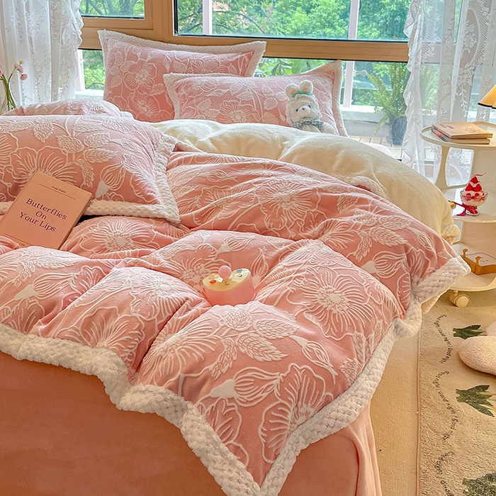 91家纺网 家纺一手货源 找家纺 琪格格纺织 2025新款全消光包边立体简约清新雕花绒四件套 雕花包边-安妮花苑 粉