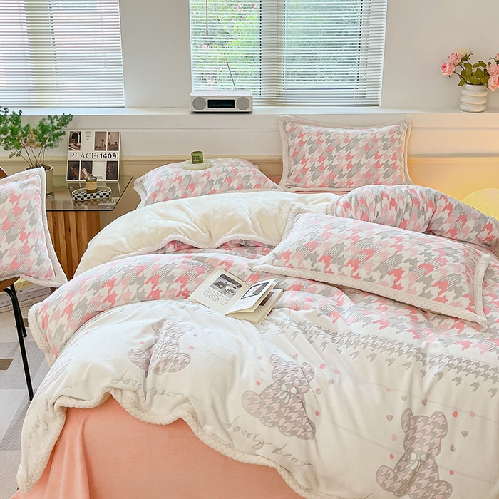 91家纺网 家纺一手货源 找家纺 琪格格纺织 2025新款全消光包边立体简约清新雕花绒四件套 雕花包边-千鸟格小熊-粉