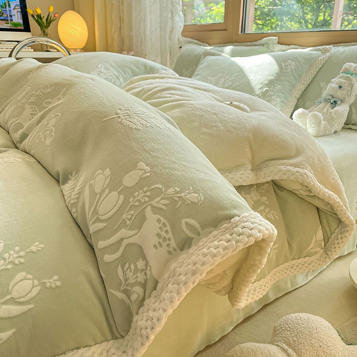 91家纺网 家纺一手货源 找家纺 琪格格纺织 2025新款全消光包边立体简约清新雕花绒四件套 雕花包边-花丛小鹿 绿