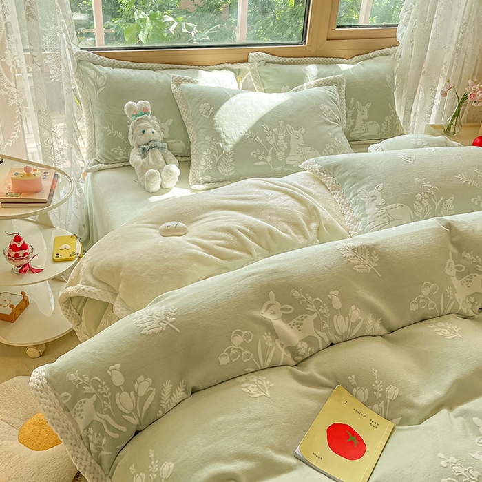 91家纺网 家纺一手货源 找家纺 琪格格纺织 2025新款全消光包边立体简约清新雕花绒四件套 雕花包边-花丛小鹿 绿