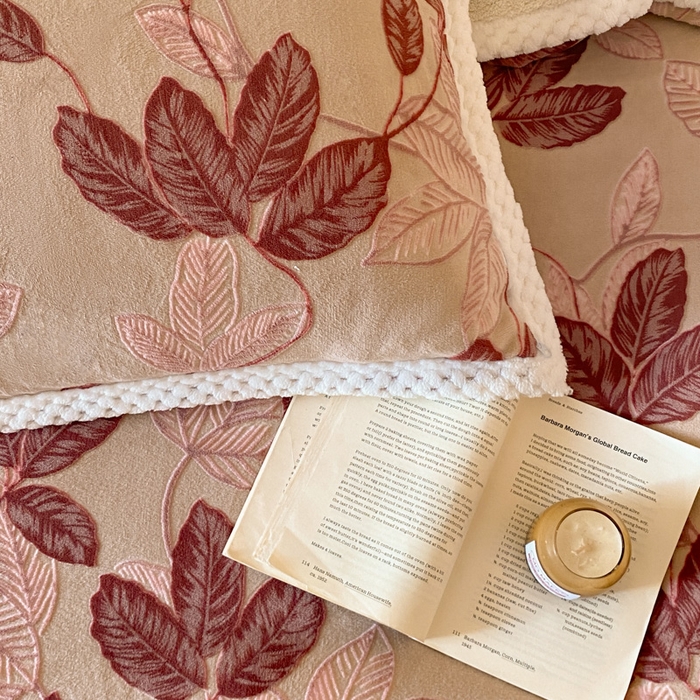 91家纺网 家纺一手货源 找家纺 琪格格纺织 2025新款全消光包边立体简约清新雕花绒四件套 雕花包边绒-秋色宜人酒红