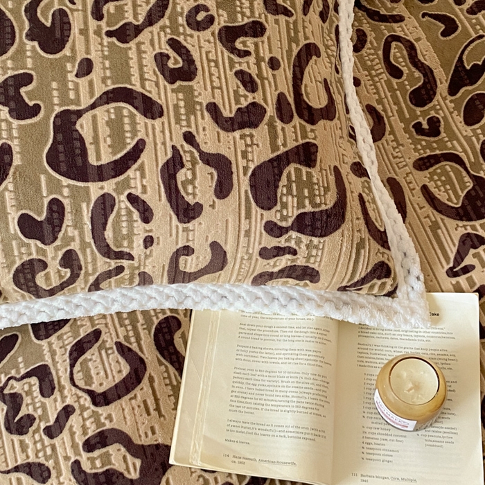 91家纺网 家纺一手货源 找家纺 琪格格纺织 2025新款全消光包边立体简约清新雕花绒四件套 雕花包边绒-维密咖