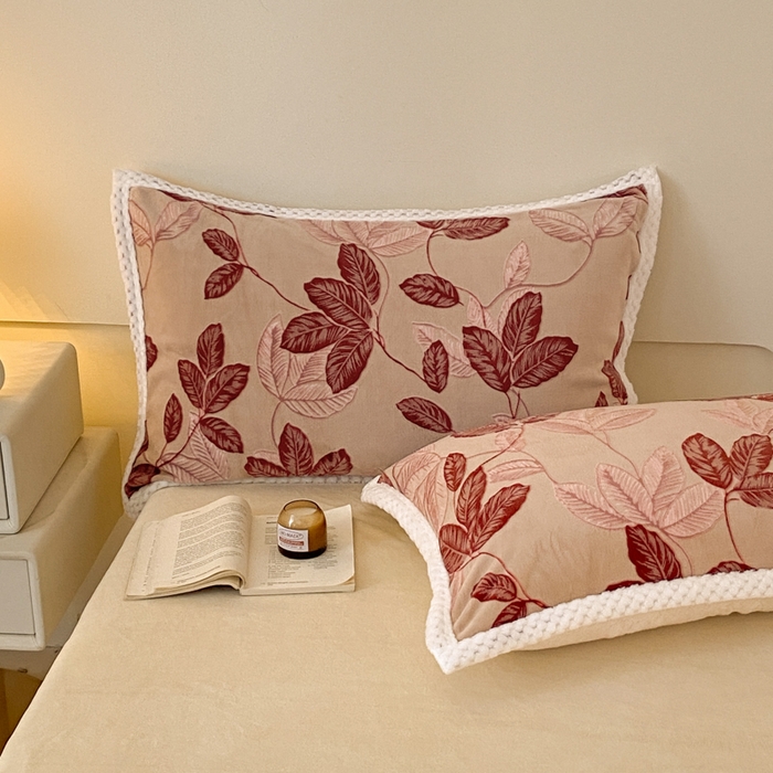 91家纺网 家纺一手货源 找家纺 琪格格纺织 2025新款全消光包边立体简约清新雕花绒四件套 雕花包边绒-秋色宜人酒红