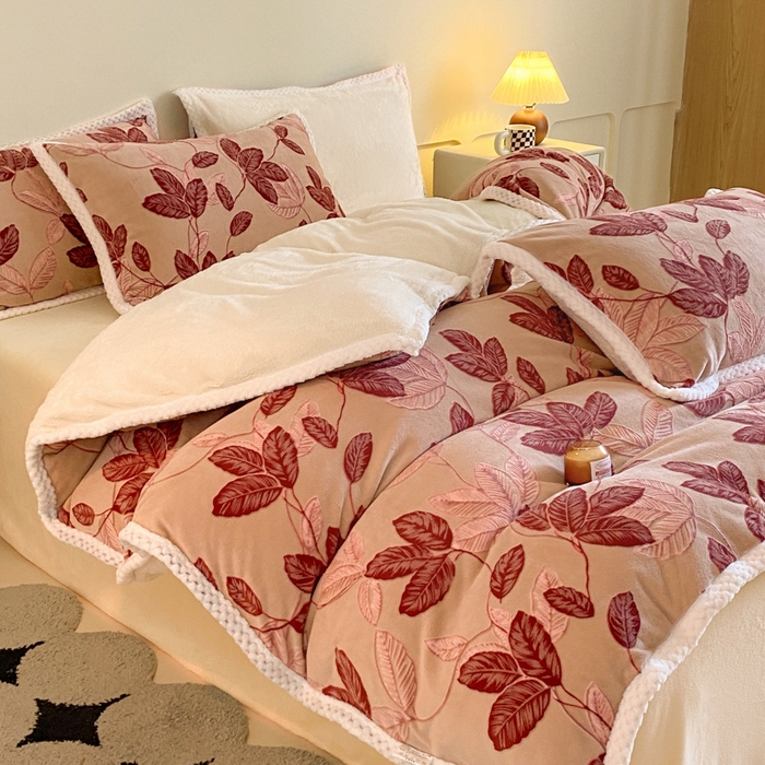 91家纺网 家纺一手货源 找家纺 琪格格纺织 2025新款全消光包边立体简约清新雕花绒四件套 雕花包边绒-秋色宜人酒红