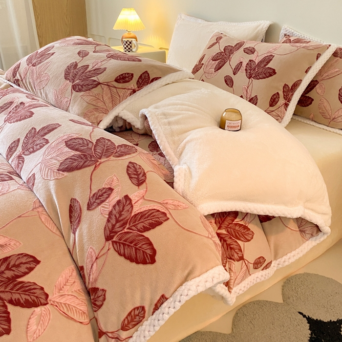 91家纺网 家纺一手货源 找家纺 琪格格纺织 2025新款全消光包边立体简约清新雕花绒四件套 雕花包边绒-秋色宜人酒红